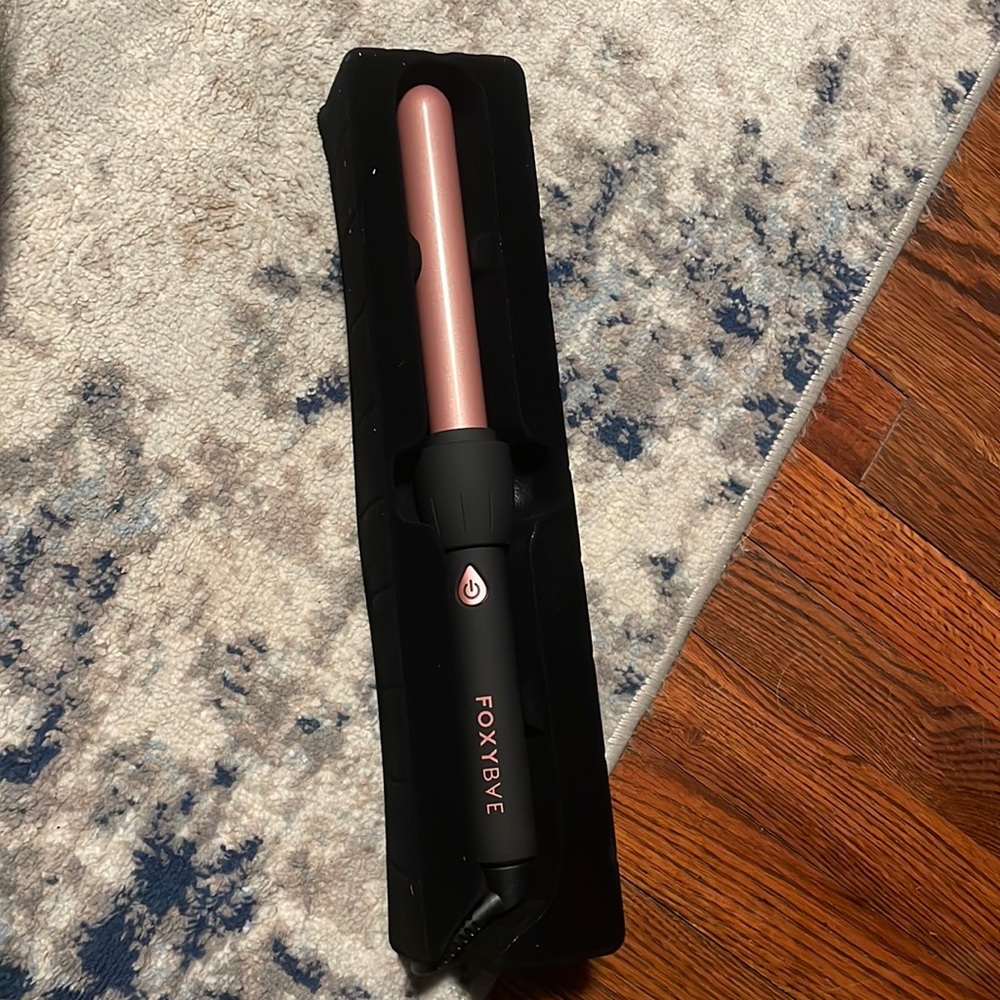 FoxyBae Curling Wand never used